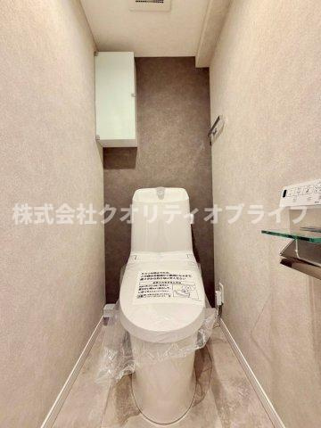 衛生的で年中快適に使用できる温水洗浄便座付きのトイレ空間。便座をいつでも清潔に保てるだけでなく、お掃除がしやすい形状になっており、日々のちょっとしたお手入れのストレスを大幅に軽減してくれます。