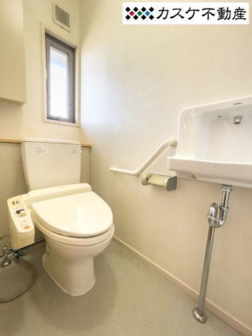 あると便利な2階トイレです。朝の忙しい家族の時間にも対応できます。
