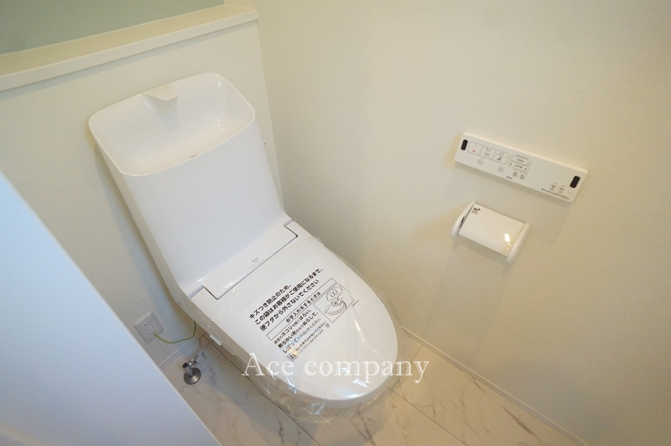 トイレは1階と2階の2ヶ所に完備♪ともに同仕様のシャワートイレです☆