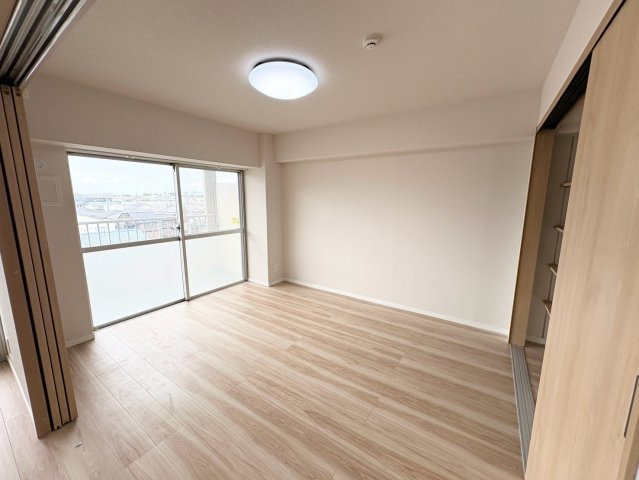 6．2帖　主寝室　シンプルなデザインで使いやすい居住スペース。