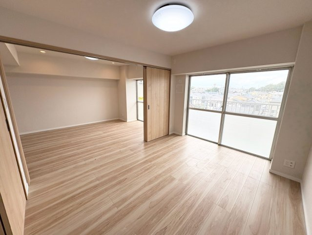 6．2帖　主寝室　リビングと一体の続き間で開放感あふれる居住スペースです。