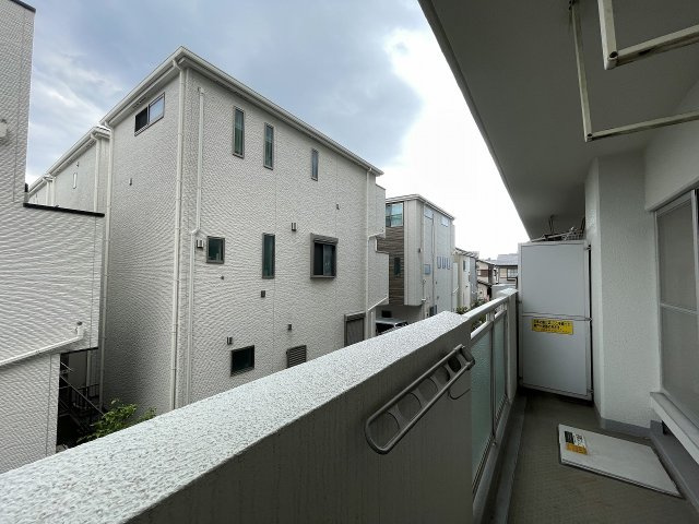 東向きで陽当たり良好のバルコニーです。