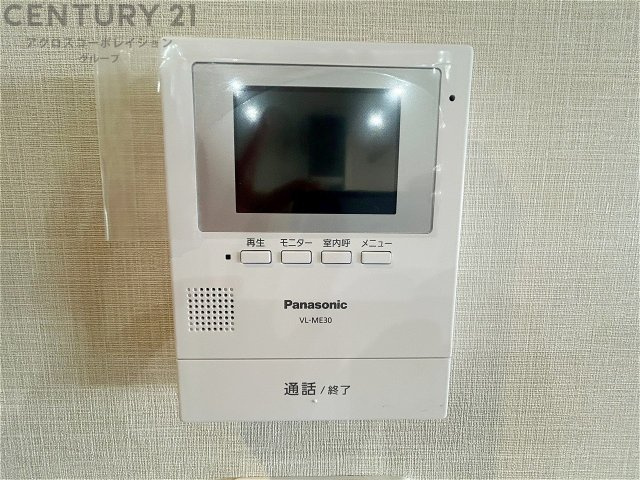 訪問者が来たときにテレビ画面で確認できるため、安心してドアを開けられます。録画機能があるものもあり、留守中に来訪者を記録しておくことができます。利便性が高く、セキュリティ面でも安心です。　