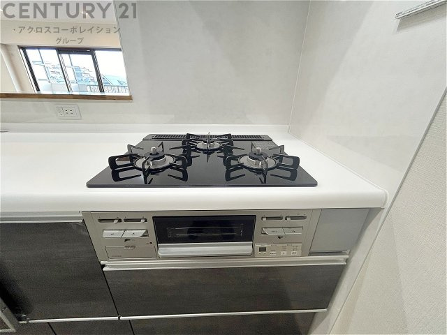 多数の調理器具を同時に使用でき、料理の効率化が可能。省エネで節約になり、様々な料理スタイルに適応できます。また、火力調整が独立しており、手入れや掃除もしやすく、今よりもっとお料理が楽しくなるかも。　