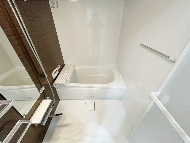 ユニットバスは省スペースでありながら、シンプルな設計と使いやすさを備え、簡便なメンテナンスが可能です。またミラー・小物置き場もあり便利です。　