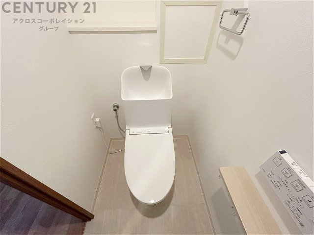 温水洗浄便座付トイレは温水洗浄機能により、暖かい水でおしりを洗浄することができ、冷たい水を使う従来の便座に比べ、温水洗浄機能で暖かいトイレを提供し、快適な使用を可能にします。　