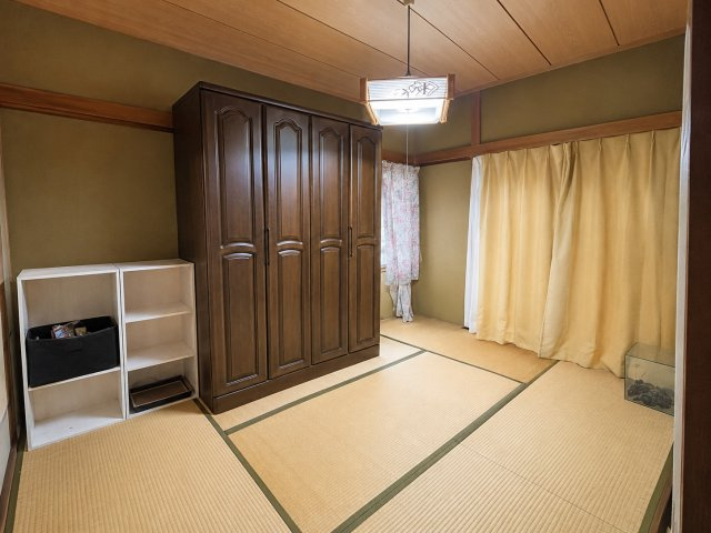 畳の温もりを感じられる落ち着いた雰囲気の和室です。客間としてはもちろん、ご家族のくつろぎスペースや寝室としても活用しやすい使い勝手の良い空間。和の趣を残しながら、ゆったりと過ごせる居心地の良いお部屋。