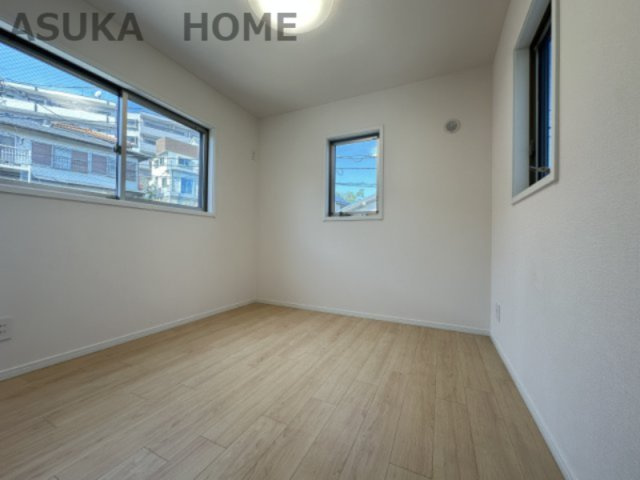 窓も大きく明るい洋室です。