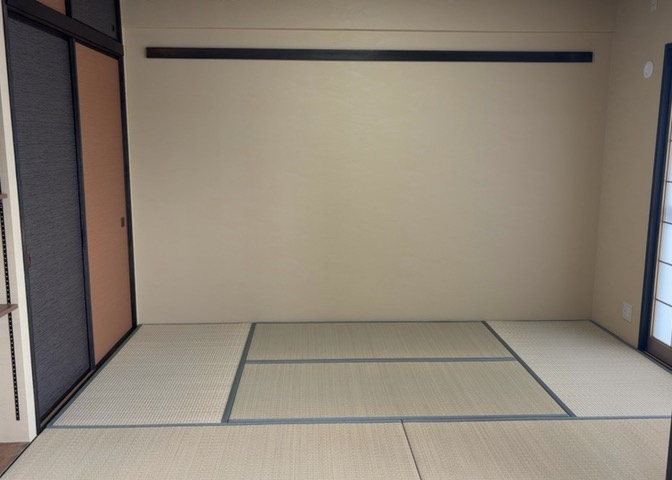 寝室でゆっくりと過ごすためにはベッド周りの適度な空間を担保することや窓の位置、照明の明るさ、寝室の広さなどを考える必要があります。自身や家族の構成とライフスタイルに併せて寝室にする部屋を選びましょう！