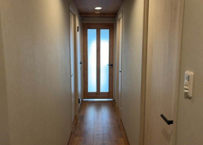 内装はとにかくおしゃれなものがいい！と選ぶ前に、まず住んだ後のことを想像してみましょう。住んでみたらコンセントの位置が悪くて使いにくいなど出てきます。事前にどの家電をどこに置くか想定しておきましょう。