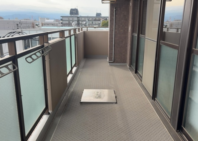 バルコニーは、室外の専用スペースのうち、「屋根がなく開放された空間」であるものを指します。ベランダより広いタイプのものが多く、日当たりもよいため家庭菜園などを楽しみたい人にとって適した環境となります。
