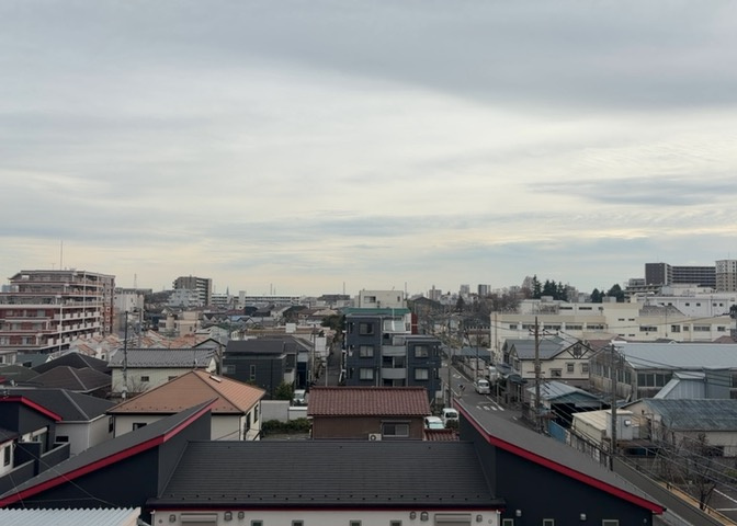 眺望の良さを楽しめるダイニングキッチンで家族団らんの時間を過ごしてはいかがでしょうか。バルコニーから見える景色を家族で眺める時間は、時間が経つのを忘れてしまいそうですね。是非、現地を見に行きましょう！