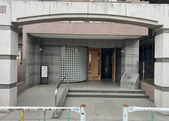 マンションのエントランスには、もともと風よけや防犯の役割がありますが、マンションによって宅配ボックスなどの設備が備わっている所もあります。日々の生活をイメージしながら生活しやすさをチェックしましょう。