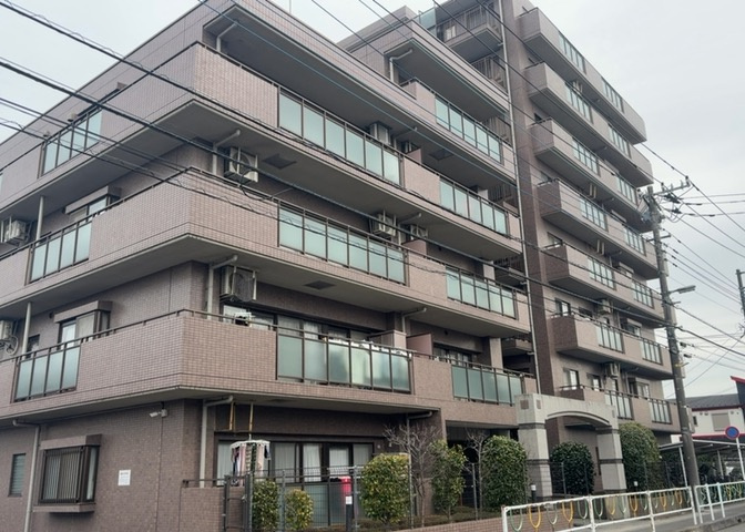 外観はマンション管理がされているかの目安になります。築年数が古いと、壁面は劣化してひび割れが生じることも！建物が古びていても細かいところが修繕されていると、きちんと管理されているなぁと感じるでしょう。