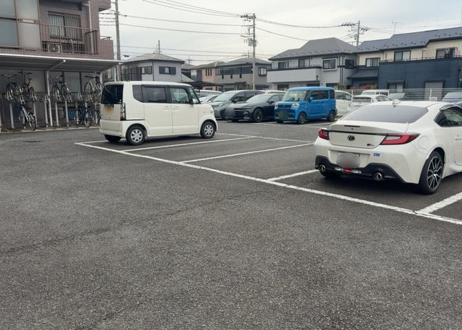 車一台あたりに必要なスペースは、標準サイズの普通自動車で横幅2m50cm、長さ5mは必要になります。ただし、乗降のことも考慮して横幅3m30cm、長さ5m50cmほどは確保できるところを選びましょう。