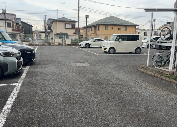 駐車場と明記されていても、最小スペースでつくられた駐車場だと大型車は駐車できなかったり、出入りしにくくなったりする可能性があります。お車のサイズと購入したい物件の駐車場のサイズを現地で確認しましょう。