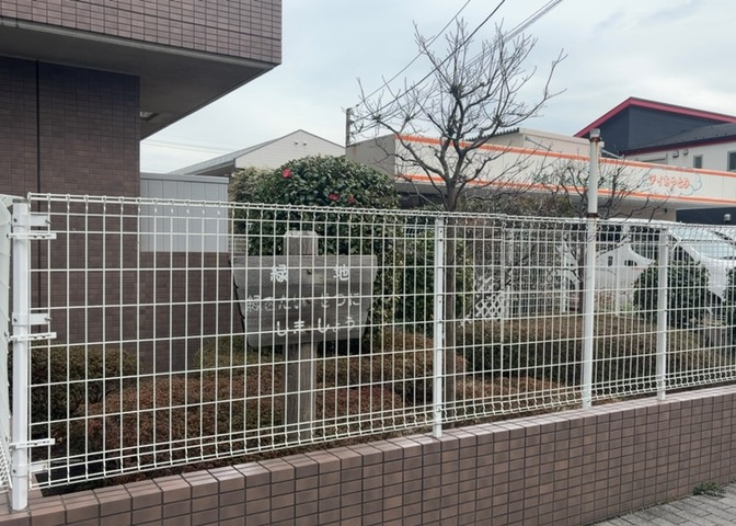 物件によっては、入居者が個人的に使用できる専用庭がついているものもあります。また、住宅の中にある土間の部分を庭と呼ぶこともあります。庭の用途は住む人によって変わり、それによってデザインもさまざまです。