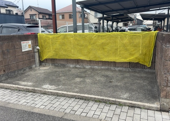 共有部分は、住民なら誰もが使える設備のこと。例えば駐車場やエレベーター、インターネット設備、セキュリティ設備などがあります。他にも、マンションの廊下・外部階段やエントランス・ゴミ置き場などがあります。