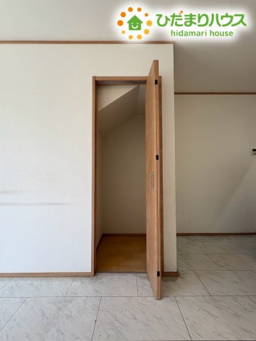 階段下のデッドスペースを有効活用した便利な収納です!　お掃除グッズや生活日用品のストックなどをサッと出し入れでき、リビングやホールまわりをいつでもすっきりと綺麗に保つことができて大活躍します♪