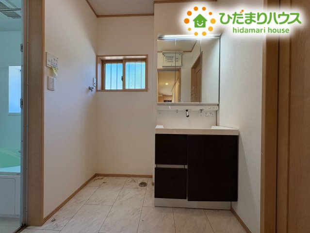 清潔感があり使い勝手の良い独立洗面化粧台です!　大きな鏡と深めの洗面ボウルを備えており、朝の忙しい身支度もスムーズに行えるほか、下の収納スペースに洗面用品や清掃用具をたっぷり保管できます♪