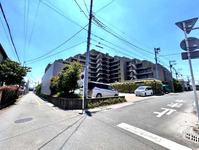 L字配棟で三面道路に面しております。　光と風に包まれた安らぎの場所です。