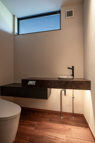 シンプルなデザインのトイレです