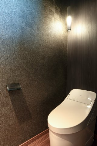 2階、シックなデザインのトイレです