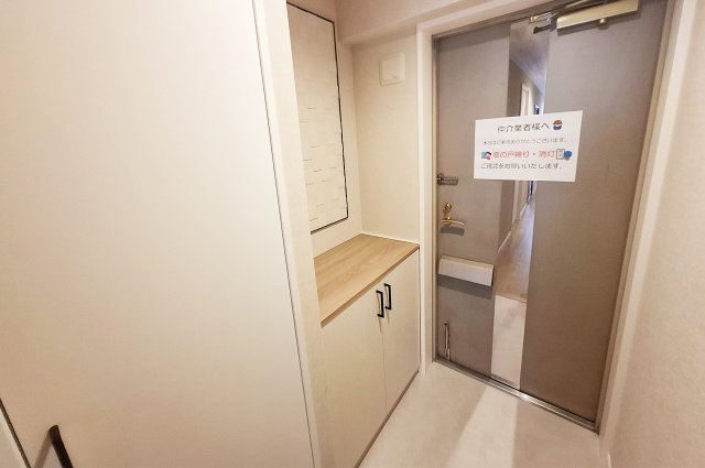 玄関：下駄箱と物入を新調済み。