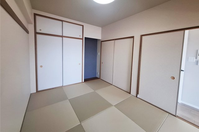 和室：半帖畳新調、クロスと襖を貼替え済み。
