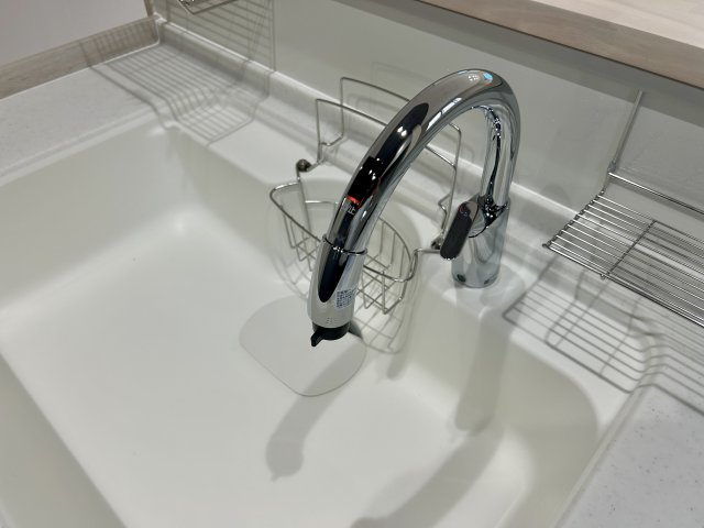 【設備画像：タッチレス水栓】先端のセンサーに手をかざすだけで吐水・止水ができるため、手が汚れていても水栓周りを汚さず清潔に使えます。こまめに止めやすく節水効果があります。