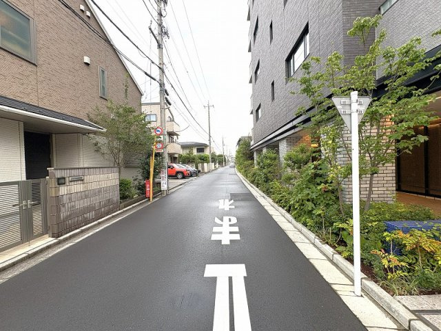 前面道路の様子/教育施設や商業施設が身近に揃い暮らしに便利なロケーション。