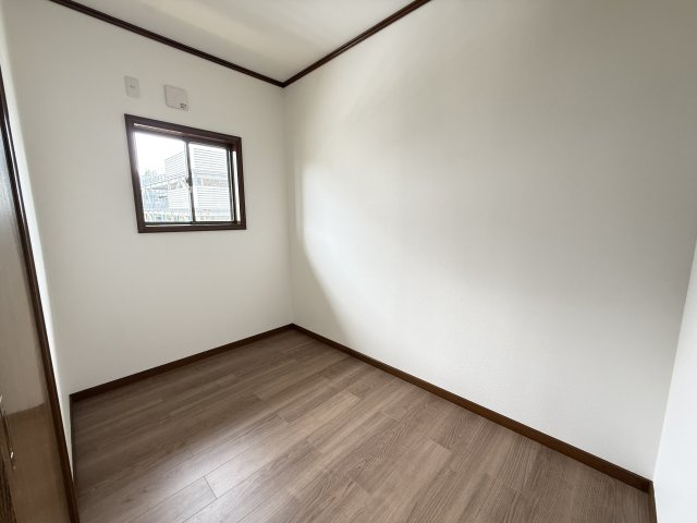 季節用品や衣類、アウトドア用品、防災用品などを収納できる便利な納戸です。窓があり自然光と風を取り込めるため、収納スペースとしてだけでなく、趣味の部屋や家事スペースとしても活用可能です。
