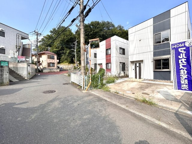 物件前面道路を北向きに撮影しております。交通量の少ない閑静な住環境です。