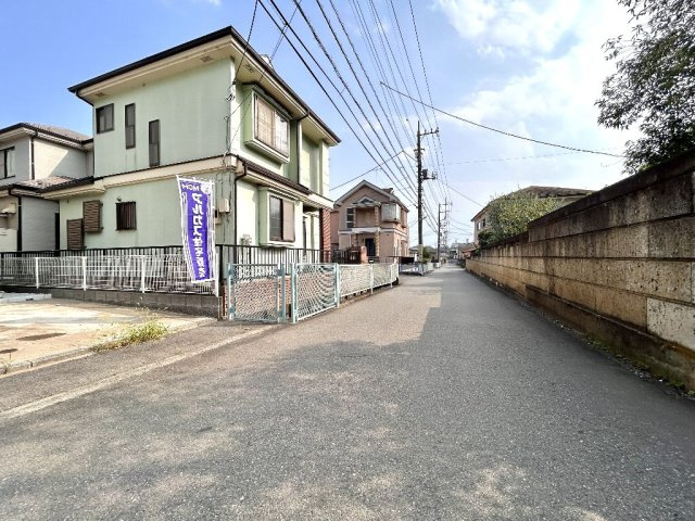 物件前面道路を南向きに撮影しております。交通量の少ない閑静な住環境です。