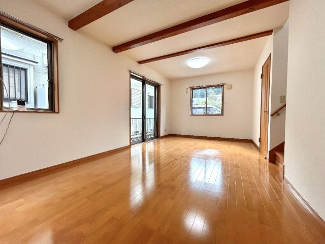 キッチン側よりリビングを撮影しております。シンプルな形状で無駄なくスペースを活用していただけます。