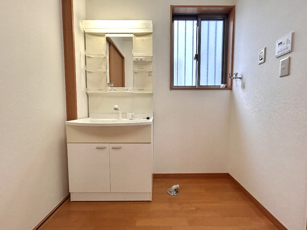 洗面室は洗濯や脱衣スペースが十分確保できております。