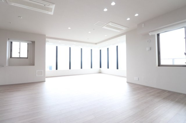 【リビングダイニング】大きな窓からたくさんの陽が差し込み、お部屋全体がとても明るく、暖かみある空間◎
