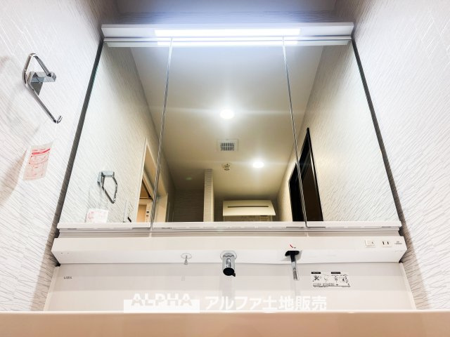 身支度には、歯ブラシ・コップ・化粧品類など様々な小物を使用するので散らかってしまいがち。鏡の裏収納でたっぷり収納して生活感を隠し、スタイリッシュな空間に。