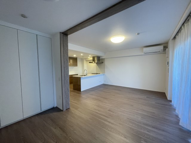 LDKが15帖と開放感があります。さらに奥の居室を含めれば18帖と広々した空間になります。