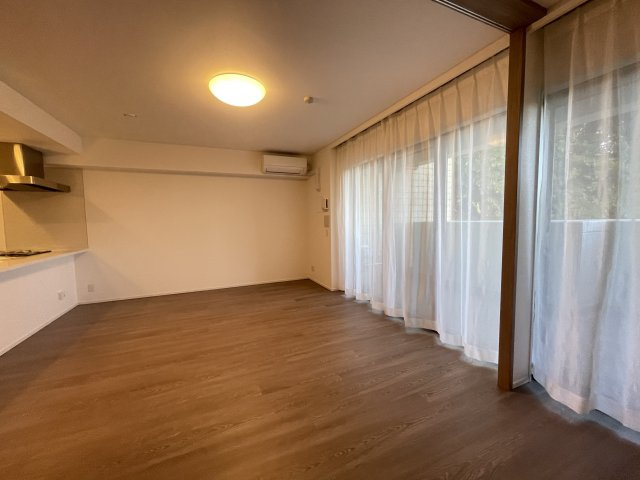 LDKが15帖と開放感があります。さらに奥の居室を含めれば18帖と広々した空間になります。