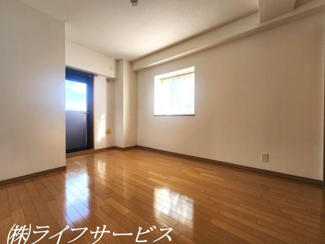洋室7.2帖/クローゼット有！バルコニーに面しています！