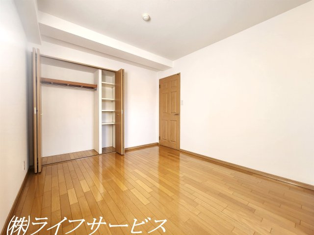 洋室7.2帖/クローゼット有！バルコニーに面しています！