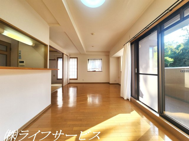 ＬＤＫ15.5帖／東南向きにつき陽当り良好のリビング！角部屋につき開口部が多数あり、開放的です！床暖房あり！