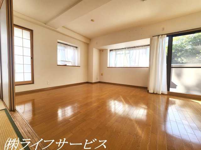 ＬＤＫ15.5帖／東南向きにつき陽当り良好のリビング！角部屋につき開口部が多数あり、開放的です！床暖房あり！