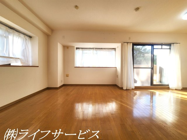 ＬＤＫ15.5帖／東南向きにつき陽当り良好のリビング！角部屋につき開口部が多数あり、開放的です！床暖房あり！