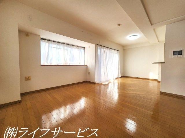 ＬＤＫ15.5帖／東南向きにつき陽当り良好のリビング！角部屋につき開口部が多数あり、開放的です！床暖房あり！