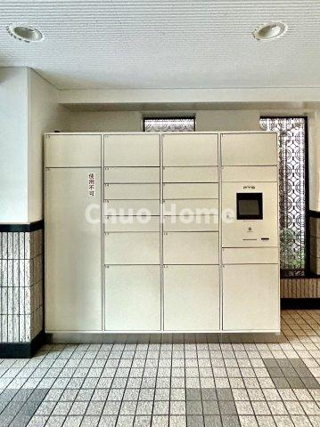 【宅配ボックス】在宅時・不在時に関わらず、居住者の代わりに非対面で宅配物を受け取ってくれる便利な設備です。わかりやすくご説明致しますので見学時にはお部屋だけではなく共用部分もぜひチェックしてください。