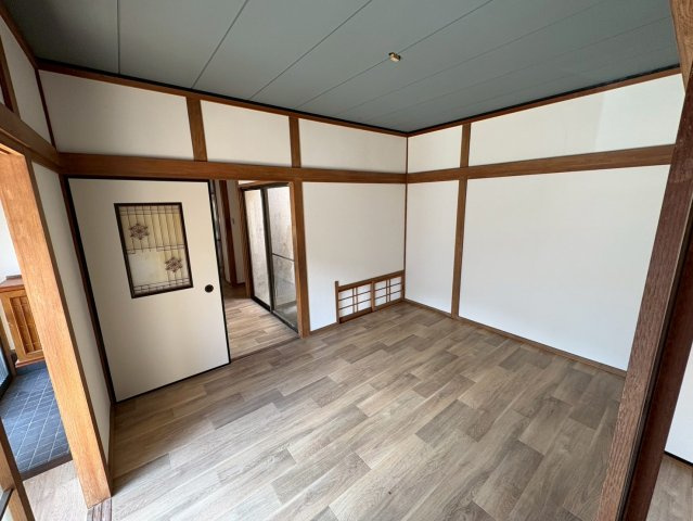 木目の梁がアクセントとなった落ち着きのある洋室。フローリング仕様でお手入れもしやすく、寝室や書斎としても使いやすい空間です。玄関から近いため来客用のお部屋としても活用でき、使い勝手の良い配置が魅力です