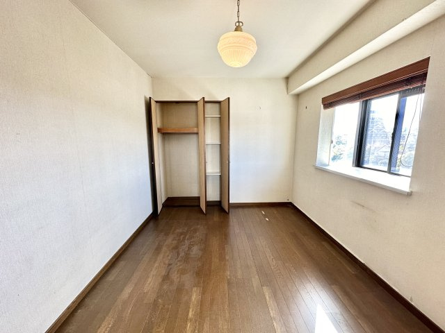 子供部屋にちょうど良い広さの洋室です。出窓に観葉植物やお気に入りの物を飾ったりしておしゃれなプライベート空間を作ることが可能ですよ。シンプルなつくりのため、どんな家具も合わせやすいデザインです！