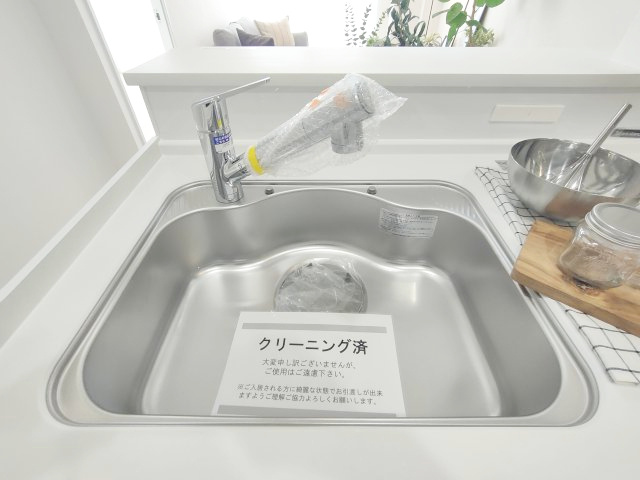 【シンク】　食器洗いもはかどる広々としたシンク。